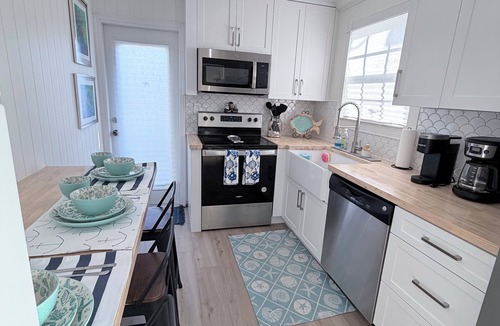 Rock Harbor House | Cozy 2-bedroom house in Key Largo- Steps from the Boat Ramp!