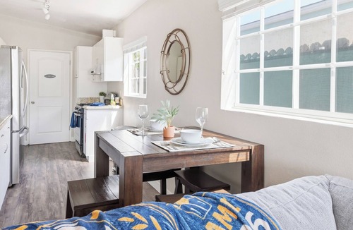 Lawndale House | Cozy 2BR Front House - Near SoFi LAX Beaches - Sleeps 5