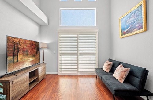Los Serranos Villa | Cozy 3-Bedroom Family Home Clean, Spacious & Convenient Location 6 Beds