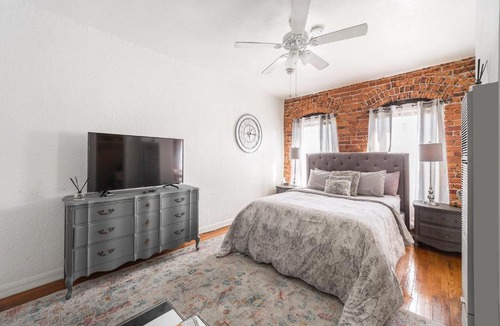 Larchmont Apartment | COZY AND CUTE STUDIO (206)