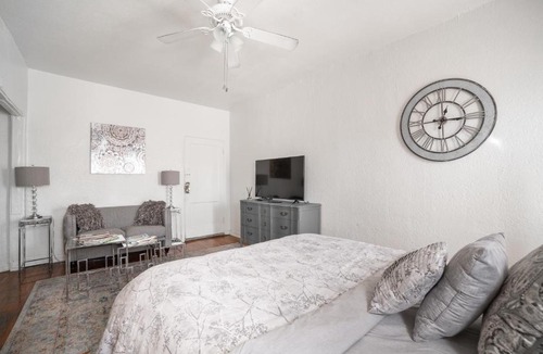 Larchmont Apartment | COZY AND CUTE STUDIO (206)