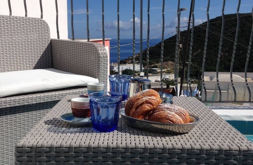 Le Forna Apartment | Cozy Apartment with a Large Terrace Overlooking the Sea