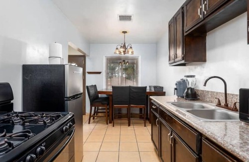Lennox Apartment | Cozy apt. near LAX, SoFi & Kia Forum