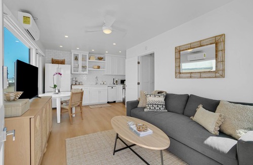 El Porto Apartment | Cozy Coastal Retreat w/King Bed & Full Kitchen