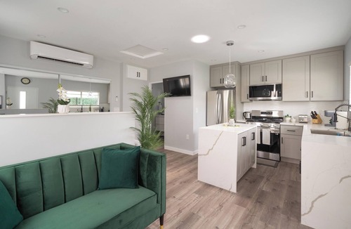 Del Aire House | Cozy/Comfort FIFA CW LAX Studio: Your Gateway to LA Adventures.