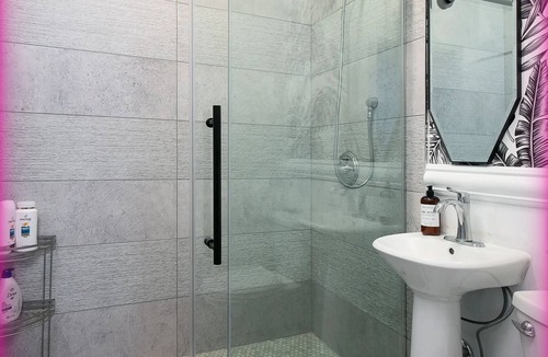 Westlake Apartment | Cozy & Convenient in Central LA