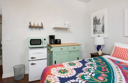 Westlake Apartment | Cozy & Convenient in Central LA