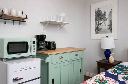 Westlake Apartment | Cozy & Convenient in Central LA