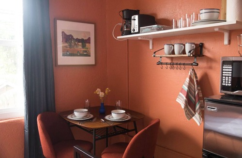 Westlake Hotel | Cozy Couple’s Studio with AC and Bathtub