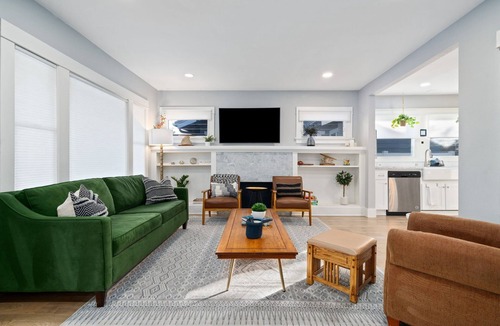 Eastside House | Cozy Craftsman Getaway: Beach, Retro Row, Disney