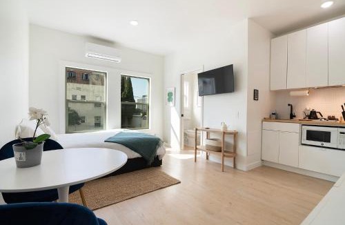 Westlake South Apartment | Cozy Downtown LA Studio #115 Kitchenette Wi-Fi