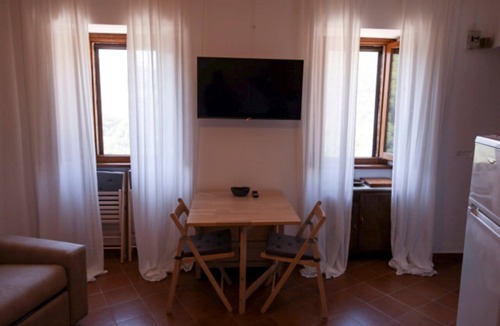 Vallo di Nera Apartment | Cozy Holiday Home, 2 double rooms Mountain Views in Medieval Village