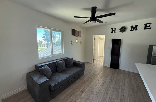 Paramount Apartment | Cozy Home Centrally Located near Beach Cities & Airport.