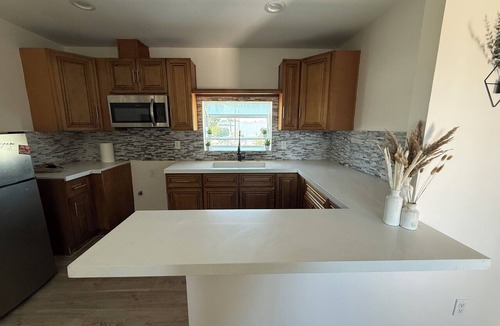 Paramount Apartment | Cozy Home Centrally Located near Beach Cities & Airport.