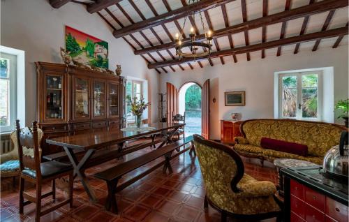 Catignano House | Cozy Home In Catignano With House A Mountain View