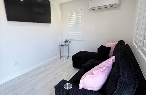 Norwalk House | Cozy home near attractions, beaches, malls & major freeways 605, 91 and 105.