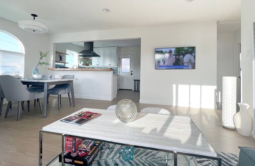 Del Aire House | Cozy home that is super close to beaches, restaurants, companies, LAX, FUN!