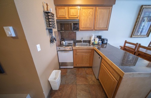 Lakeside Village Condo | Cozy Keystone Studio | Lake, Trails, + Pool