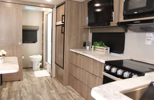 Palmdale House | Cozy new trailer situated near restaurants and stores .