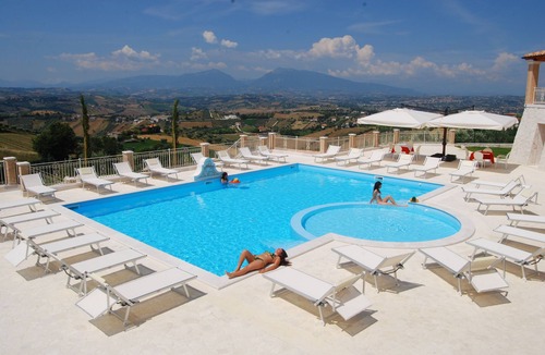Tortoreto Apartment | Cozy resort with rooms and apartments equipped with all comforts.