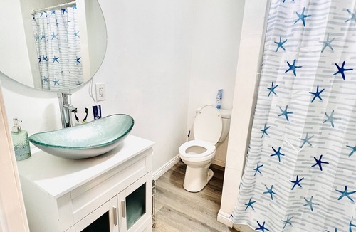 Harbor House | Cozy Room with Private bathroom & Entrance