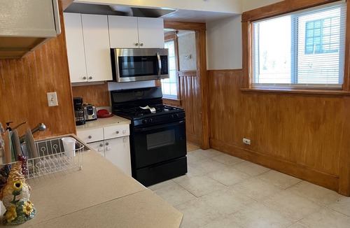 Pico House | Cozy Santa Monica 2BD House with drive way.