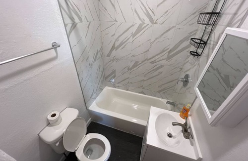 Westlake Apartment | Cozy studio in fabulous Los Angeles with refreshing AC