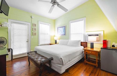 Key West Historic District Apartment | Curry House - Pool, King Bed & Balcony! Room 7