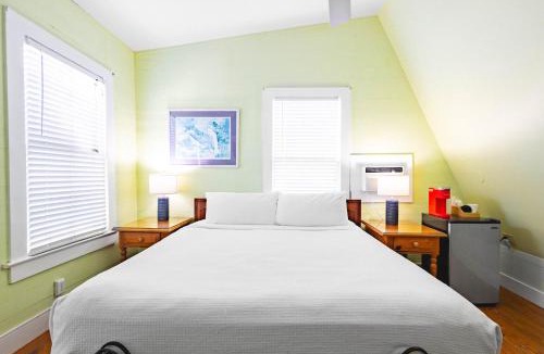 Key West Historic District Apartment | Curry House - Pool, King Bed & Balcony! Room 7