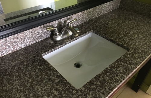 Delthorne Hotel | Del Amo Inn