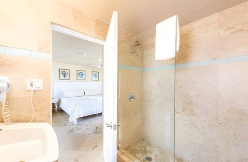 Long Key Hotel | Designed for Smooth, Memorable Getaways! Outdoor Pool, Pets Are Welcome!