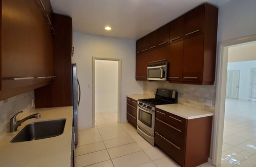 Greater Wilshire - Hancock Park Apartment | Designer Hancock Park home / 2 beds + 2 baths