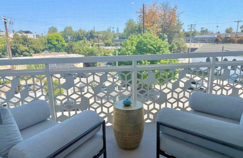 Silver Lake Apartment | Designer Silver Lake Stylish One Bedroom with Parking