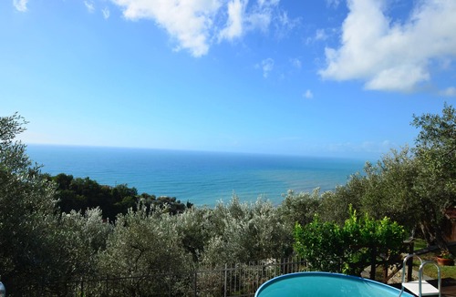 Camogli House | Detached cottage with sea view, large fenced garden and panoramic pool