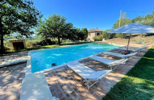 Loreto Villa | Detached villa - sleeps 10 - pool - pergola - playground for children - wifi