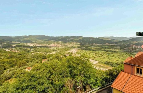 Vezzano Ligure Apartment | Discover the magic of Corte del Poeta, an oasis of tranquility in the heart of Vezzano, in the picturesque province of La Spezia. This charming vacation home, designed for those seeking a retreat away from the hustle and bustle of mass tourism, is the id