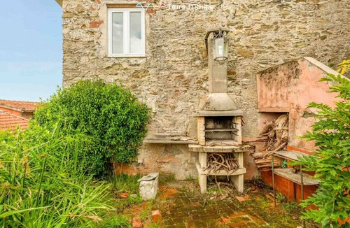 Vezzano Ligure Apartment | Discover the magic of Corte del Poeta, an oasis of tranquility in the heart of Vezzano, in the picturesque province of La Spezia. This charming vacation home, designed for those seeking a retreat away from the hustle and bustle of mass tourism, is the id