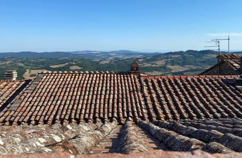 Radicondoli Apartment | Double Apartment Overlooking the Tuscan Hills