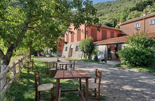 Castiglione Chiavarese Apartment | Double Room 1 in Farmhouse, Surrounded by Nature