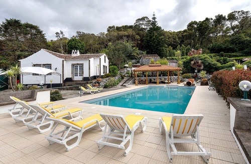 Altares Apartment | Double Room 1 - Quinta Do Rossio with Sea View, Wi-Fi & Air Conditioning