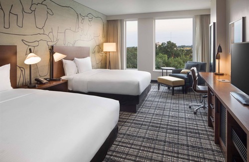 Greeley Hotel | DoubleTree by Hilton Greeley at Lincoln Park