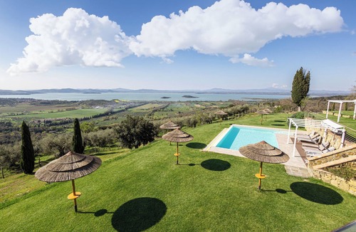 Passignano sul Trasimeno Apartment | Dusty- Room with terrace with breathtaking lake view