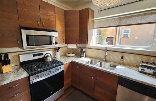 Elysian Heights Apartment | Echo Park Canyon - laundry, parking, large patio