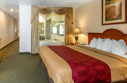 La Sierra Hotel | Econo Lodge Inn & Suites Riverside - Corona