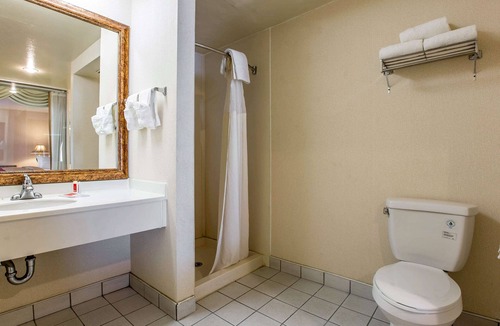 La Sierra Hotel | Econo Lodge Inn & Suites Riverside - Corona
