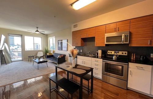 Mid-Wilshire Apartment | Elegant City Escape | Gym & Pool | 10mins to Cedar