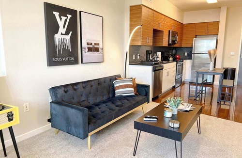 Mid-Wilshire Apartment | Elegant City Escape | Gym & Pool | 10mins to Cedar