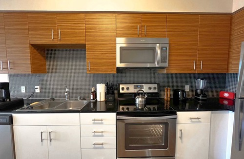 Mid-Wilshire Apartment | Elegant City Escape | Gym & Pool | 10mins to Cedar