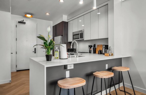 Larchmont Apartment | Elegant Gillis House with Pool and Gym