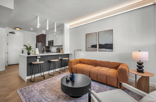 Larchmont Apartment | Elegant Gillis House with Pool and Gym